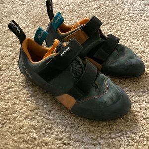Scarpa force V climbing shoes men’s 7/women’s 8